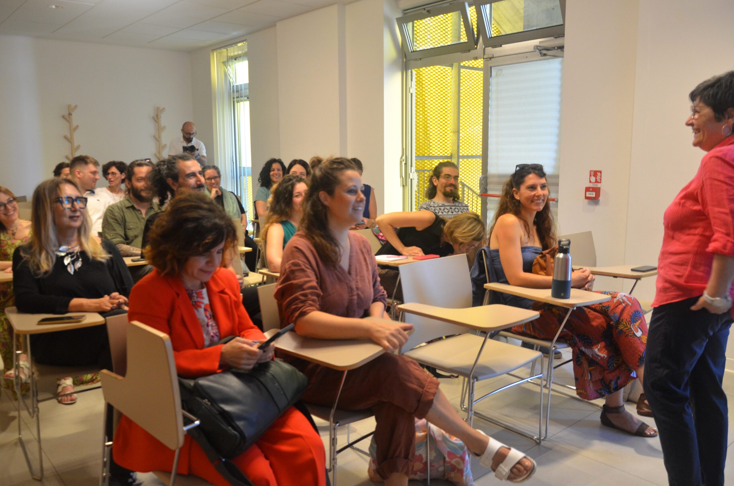 aula di formazione partecipanti inquadrate di fronte alla formatrice Strategie di investimento per il successo delle startup femminili